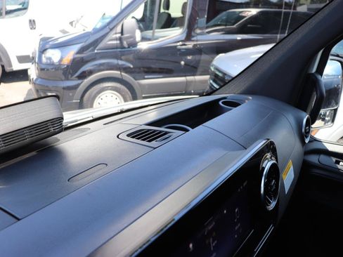 Used 2025 Mercedes-Benz Sprinter 2500 image 41
