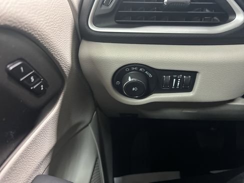 Used 2024 Chrysler Pacifica Touring-L image 17