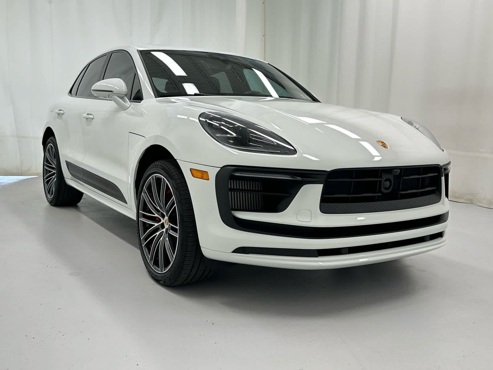 Used 2023 Porsche Macan S AWD/4WD image 2