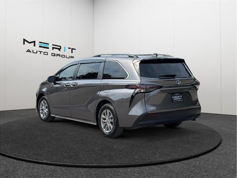 Used 2023 Toyota Sienna XLE FWD image 7