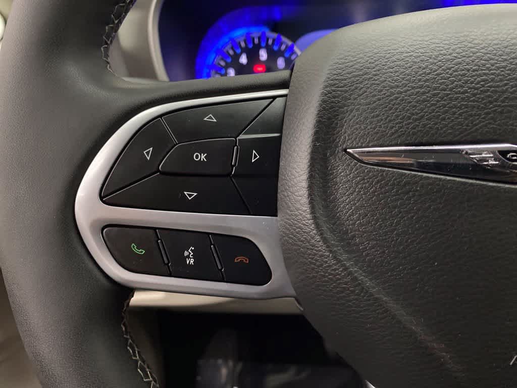 Used 2024 Chrysler Pacifica Touring-L FWD image 20