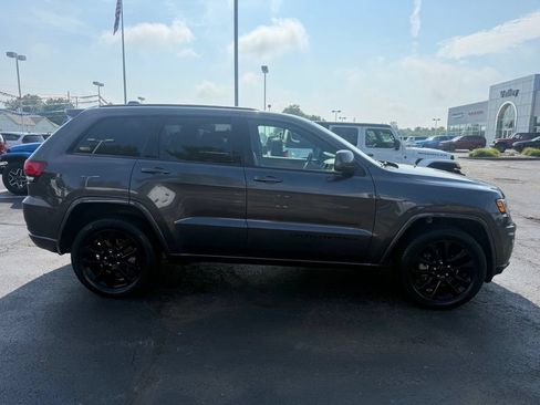 Used 2018 Jeep Grand Cherokee Altitude AWD/4WD image 2