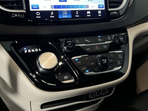 Used 2024 Chrysler Pacifica Touring-L image 19