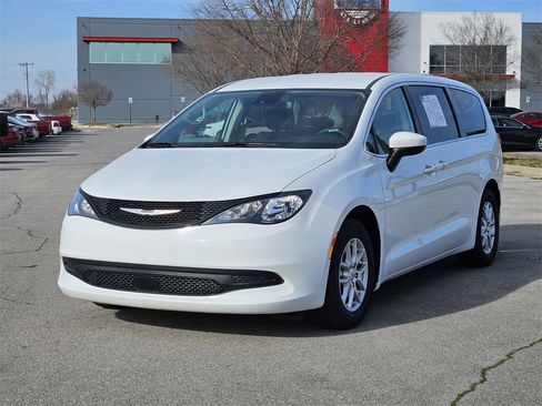 Used 2023 Chrysler Voyager LX image 2