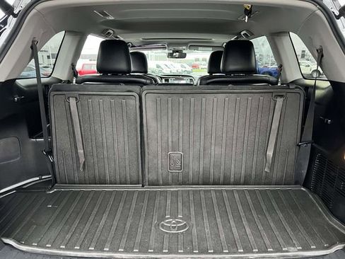 Used 2018 Toyota Highlander SE image 7