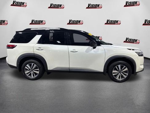 Used 2023 Nissan Pathfinder SL w/ Black Appearance Package image 4