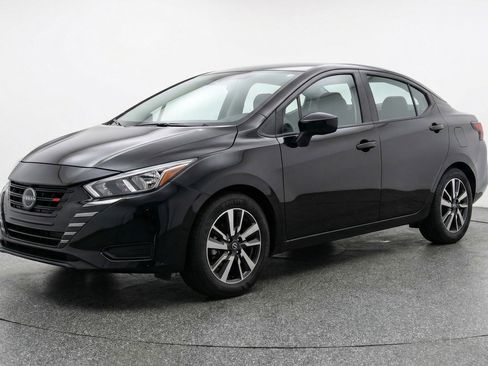 Used 2025 Nissan Versa SV image 3