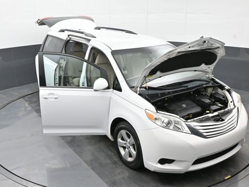 Used 2015 Toyota Sienna LE image 46