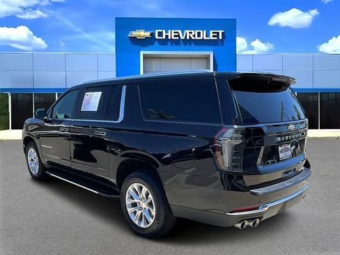 Used 2025 Chevrolet Suburban Premier RWD image 5