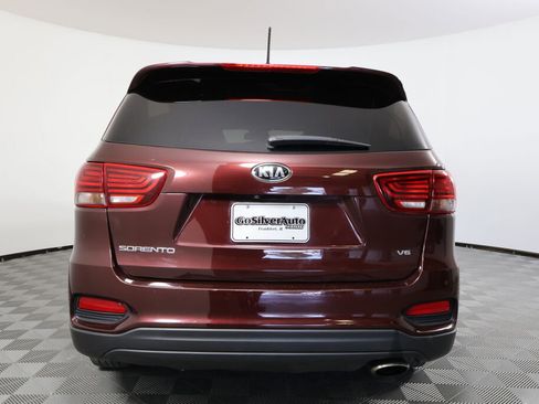 Used 2019 Kia Sorento LX image 4