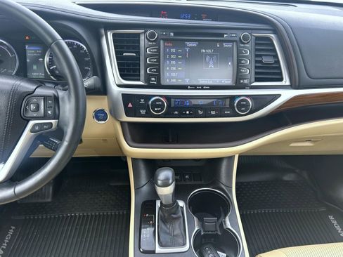 Used 2017 Toyota Highlander Limited Platinum image 12