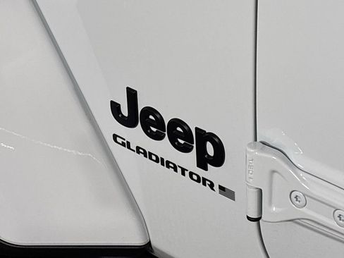 New 2025 Jeep Gladiator Willys image 24