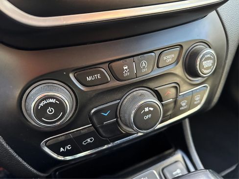 Used 2019 Jeep Cherokee Latitude Plus AWD/4WD image 30