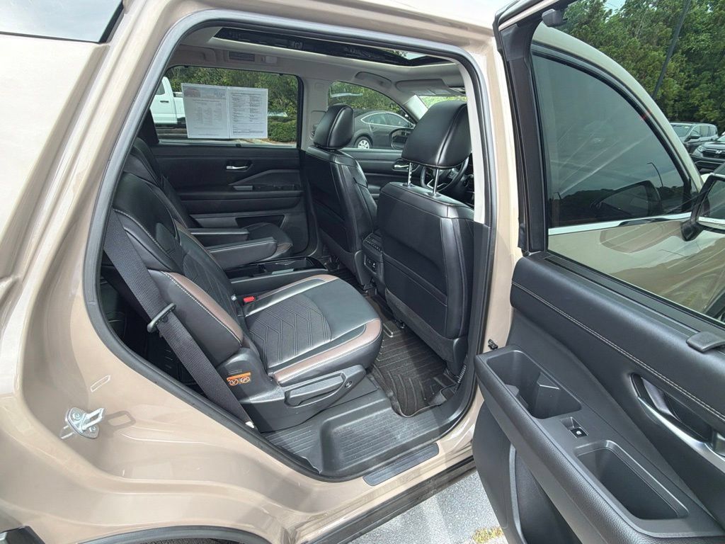 Used 2023 Nissan Pathfinder Platinum AWD/4WD image 18