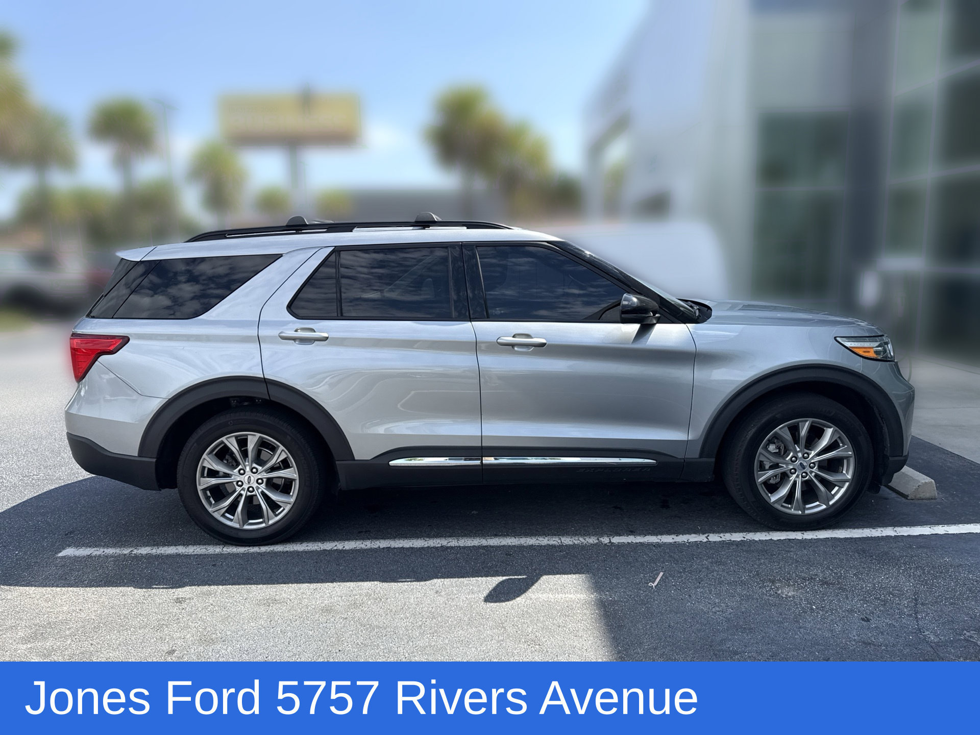 Used 2023 Ford Explorer XLT w/ Equipment Group 202A RWD image 3