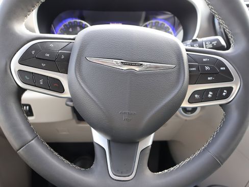 Used 2023 Chrysler Pacifica Touring-L image 27