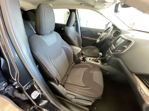 Used 2016 Jeep Cherokee Latitude FWD image 24