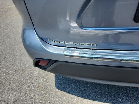 Used 2020 Toyota Highlander XLE AWD/4WD image 4