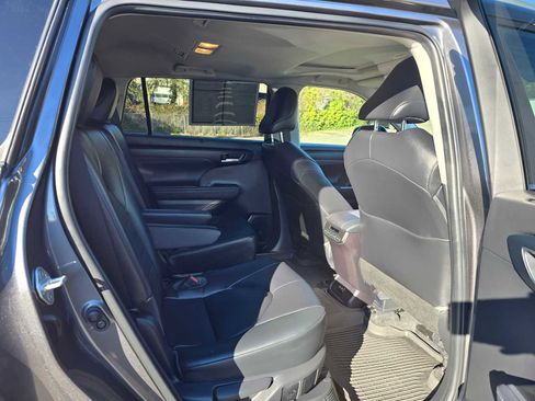 Used 2023 Toyota Highlander XLE image 15