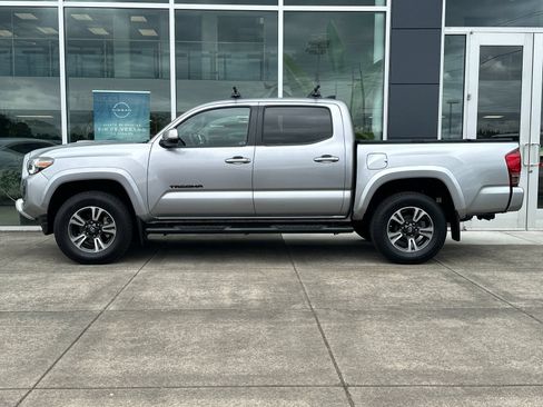 Used 2017 Toyota Tacoma TRD Sport w/ Premium & Technology Package AWD/4WD image 6