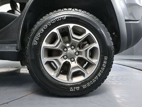 Used 2022 Jeep Cherokee Trailhawk image 13