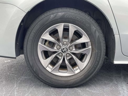 Used 2024 Toyota Sienna XLE FWD image 9