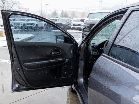 Used 2022 Honda HR-V LX image 12