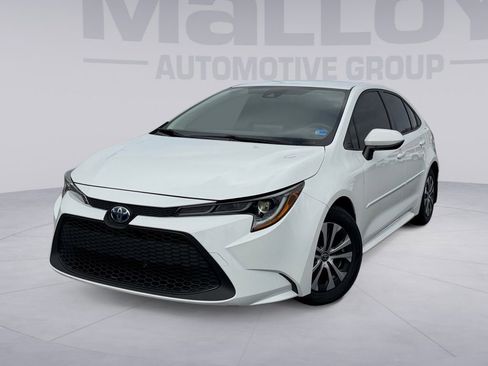 Certified 2022 Toyota Corolla LE image 1