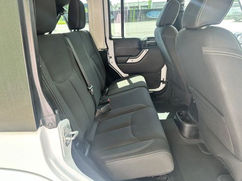 Used 2017 Jeep Wrangler Unlimited Sahara w/ Connectivity Group AWD/4WD image 17