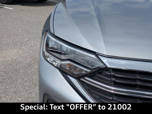 Used 2024 Volkswagen Jetta SE image 9