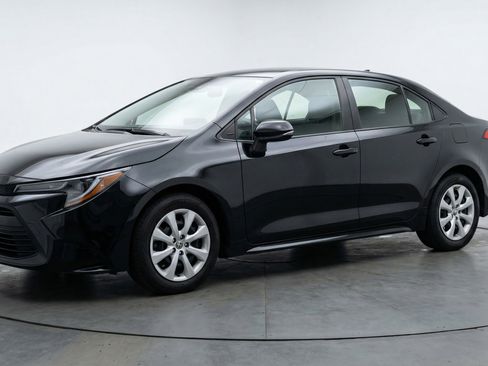Used 2025 Toyota Corolla LE image 3