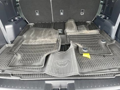 Used 2024 Toyota Highlander LE AWD/4WD image 20