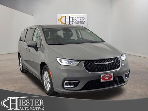 Used 2023 Chrysler Pacifica Touring-L image 1
