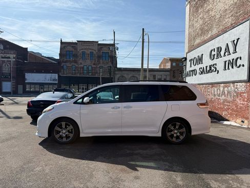 Used 2017 Toyota Sienna SE image 5
