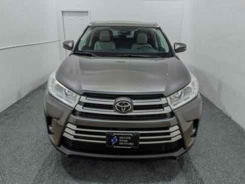 Used 2019 Toyota Highlander XLE AWD/4WD image 3