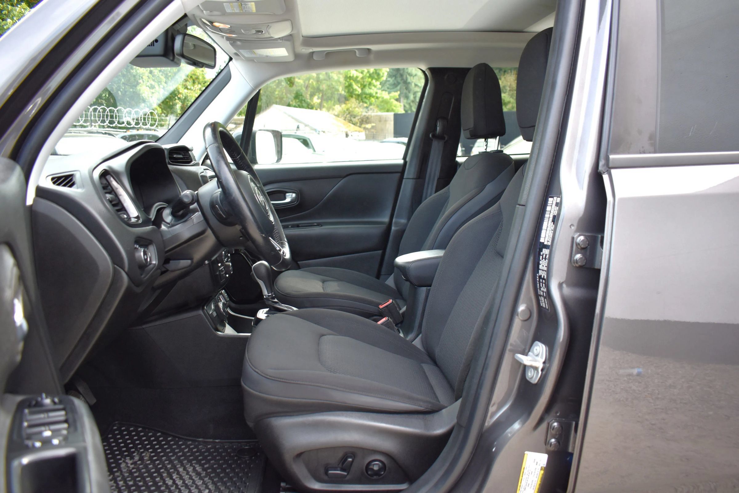 Used 2018 Jeep Renegade Altitude AWD/4WD image 10