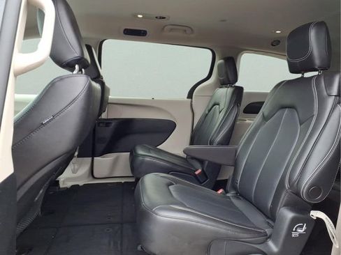 Used 2023 Chrysler Pacifica Touring-L image 8