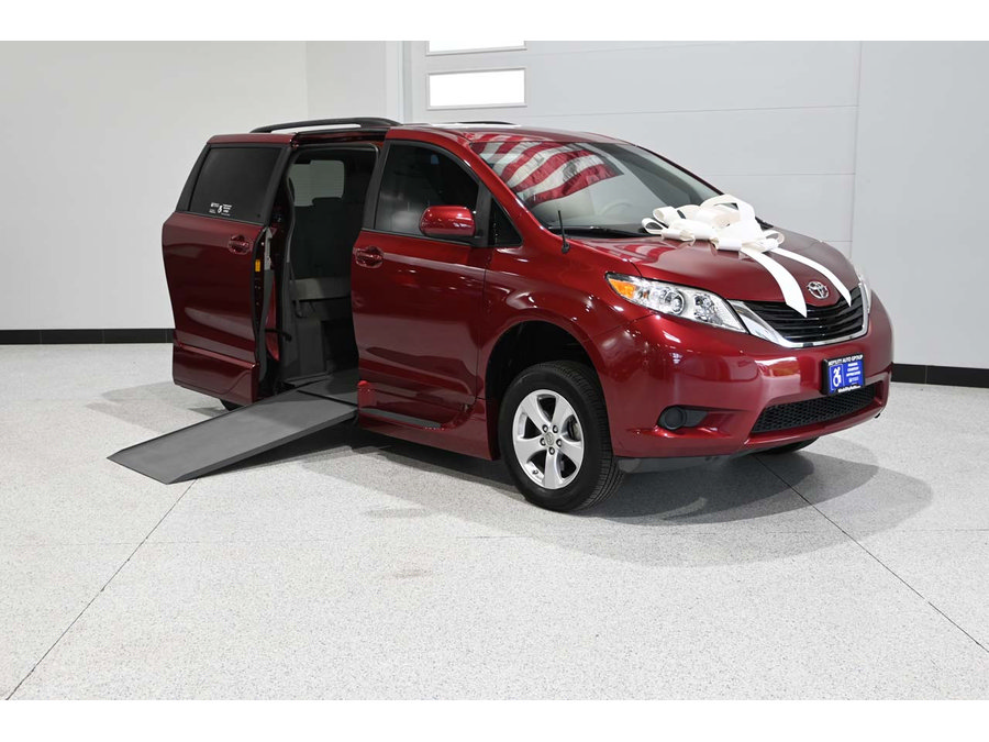 Used 2013 Toyota Sienna LE FWD image 2