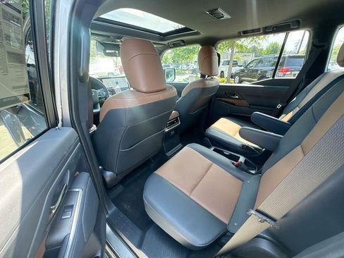 Used 2024 Lexus GX 550 w/ Accessory Package (2T) AWD/4WD image 35