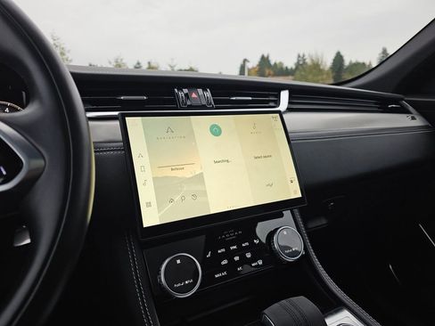 Used 2024 Jaguar F-PACE R-Dynamic S image 27