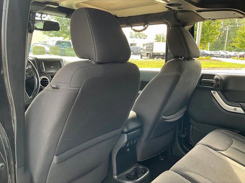 Used 2017 Jeep Wrangler Unlimited Sahara image 30