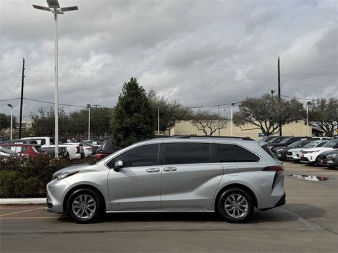 Certified 2021 Toyota Sienna LE image 4