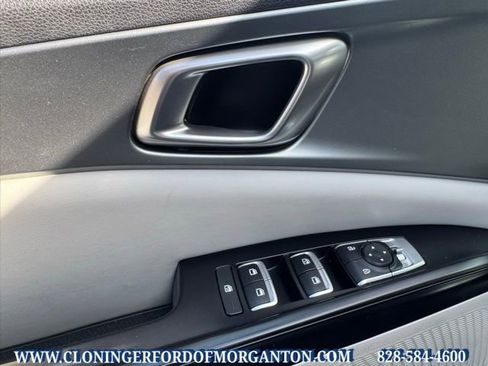 Used 2023 Kia Carnival LX image 22