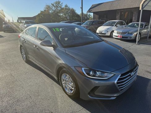 Used 2018 Hyundai Elantra SE image 2