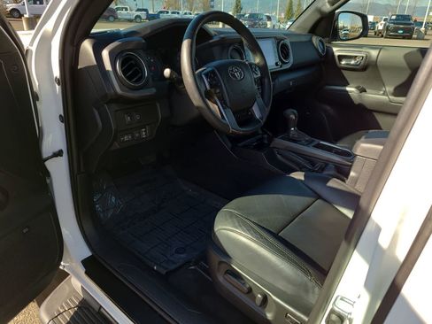 Used 2022 Toyota Tacoma TRD Off-Road w/ TRD Premium Off Road Package image 10