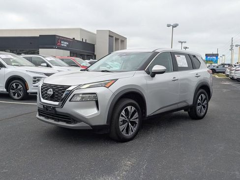 Used 2023 Nissan Rogue SV image 2