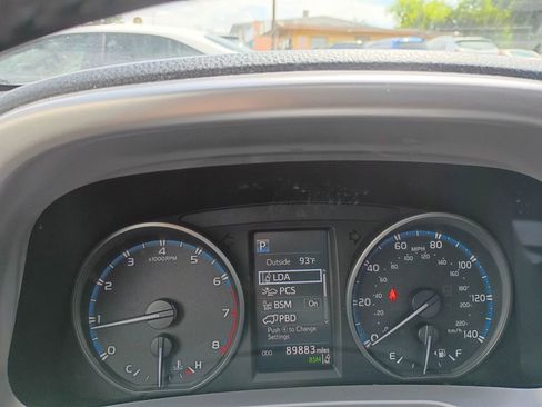 Used 2018 Toyota RAV4 XLE FWD image 12