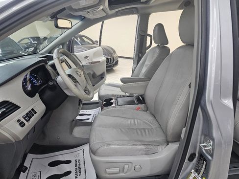 Used 2014 Toyota Sienna XLE FWD image 16