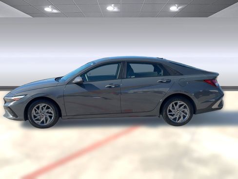 Used 2024 Hyundai Elantra SEL image 2