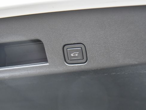 Used 2024 Chevrolet Traverse LT image 50